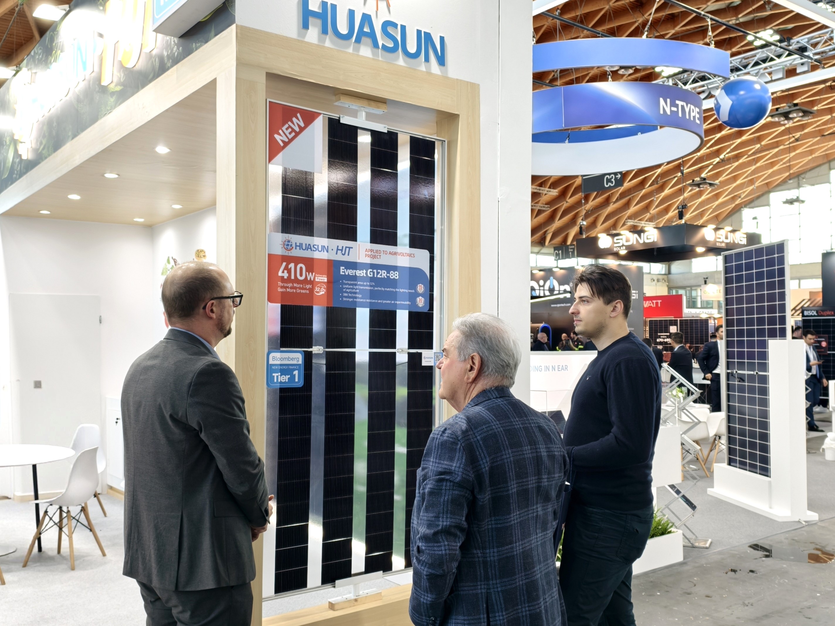 Huasun_Pioneers_Efficiency_and_Aesthetic_Innovation_of_HJT_Solar_Panels_at_K._EY_Rimini_Italy-1.png