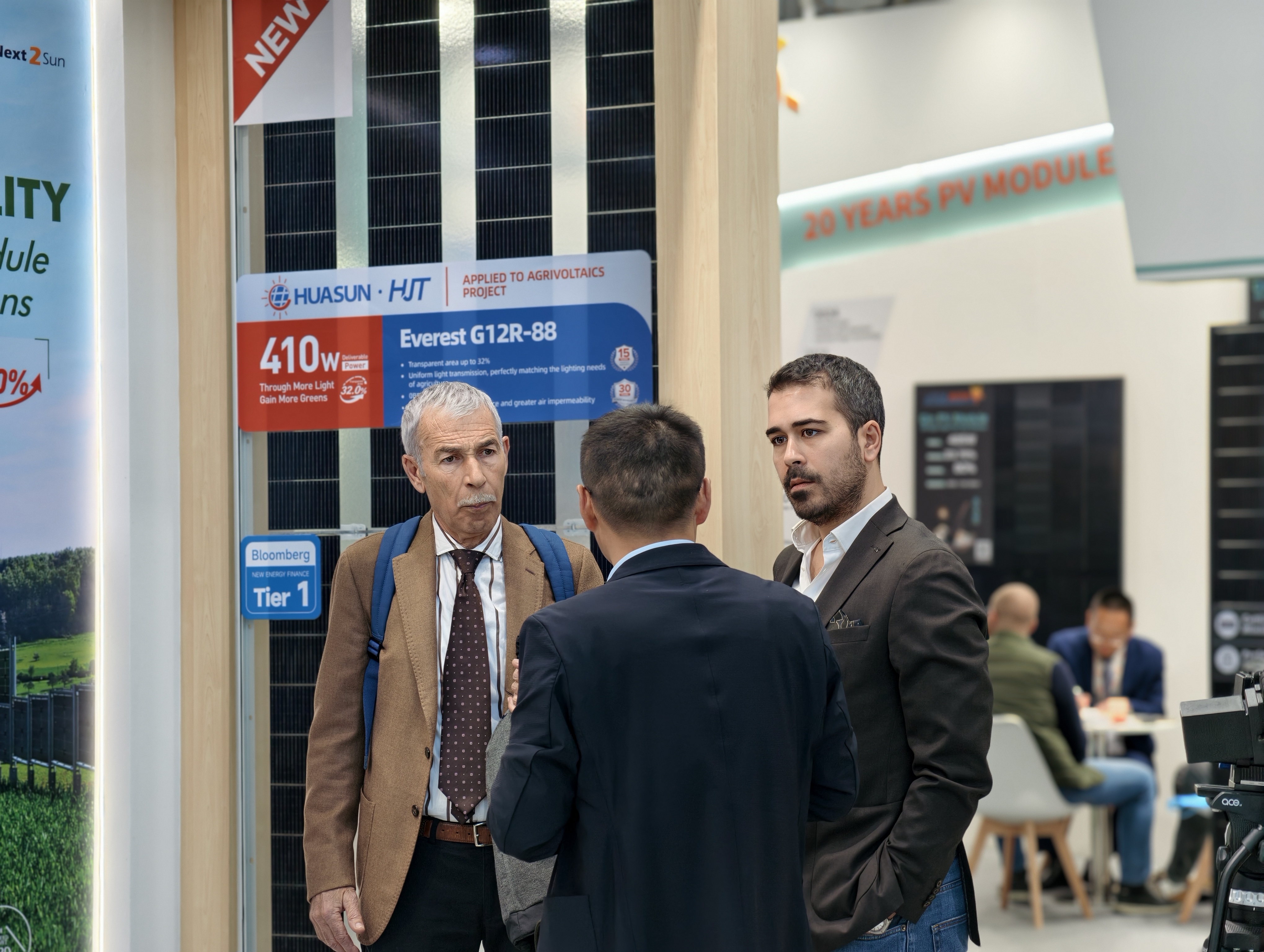 Huasun-Pioneers-Efficiency-and-Aesthetic-Innovation-of-HJT-Solar-Panels-at-K.-EY-Rimini-Italy-03.jpg