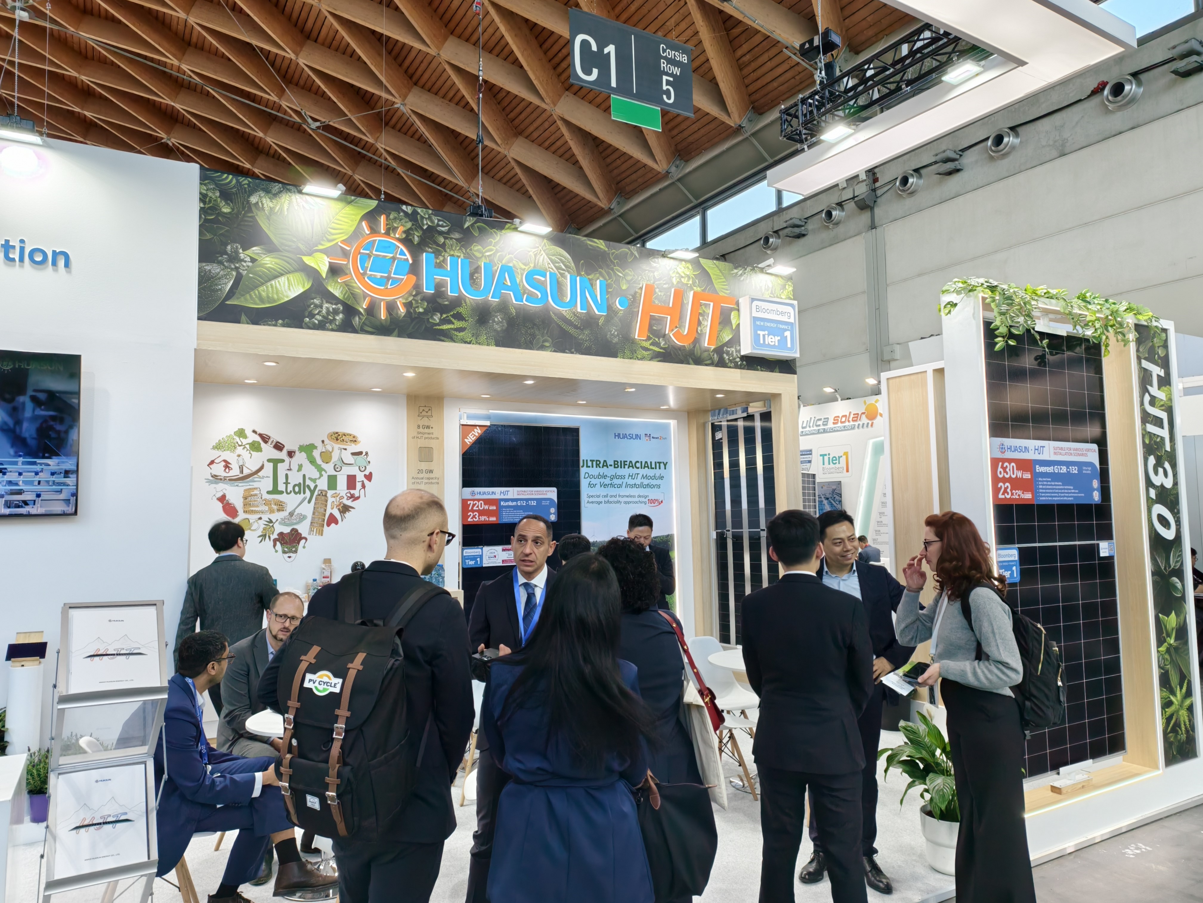 Huasun-Pioneers-Efficiency-and-Aesthetic-Innovation-of-HJT-Solar-Panels-at-K.-EY-Rimini-Italy-06.jpg