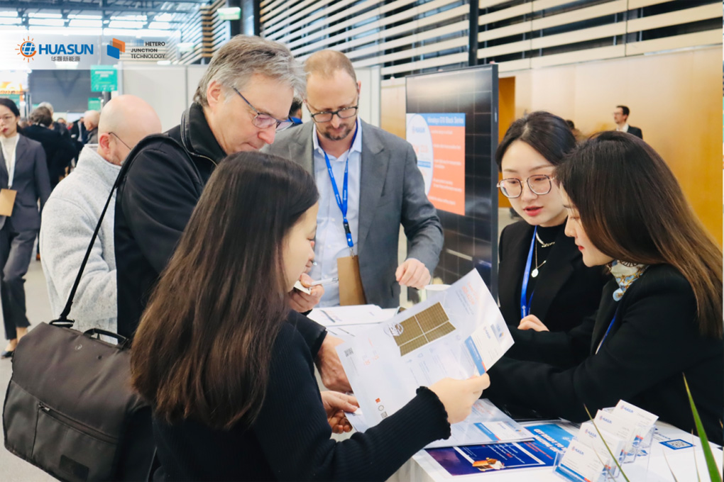 huasun-makes-groundbreaking-debut-of-worlds-first-heterojunction-rectangular-module-at-open-energies-in-europe-01.jpg