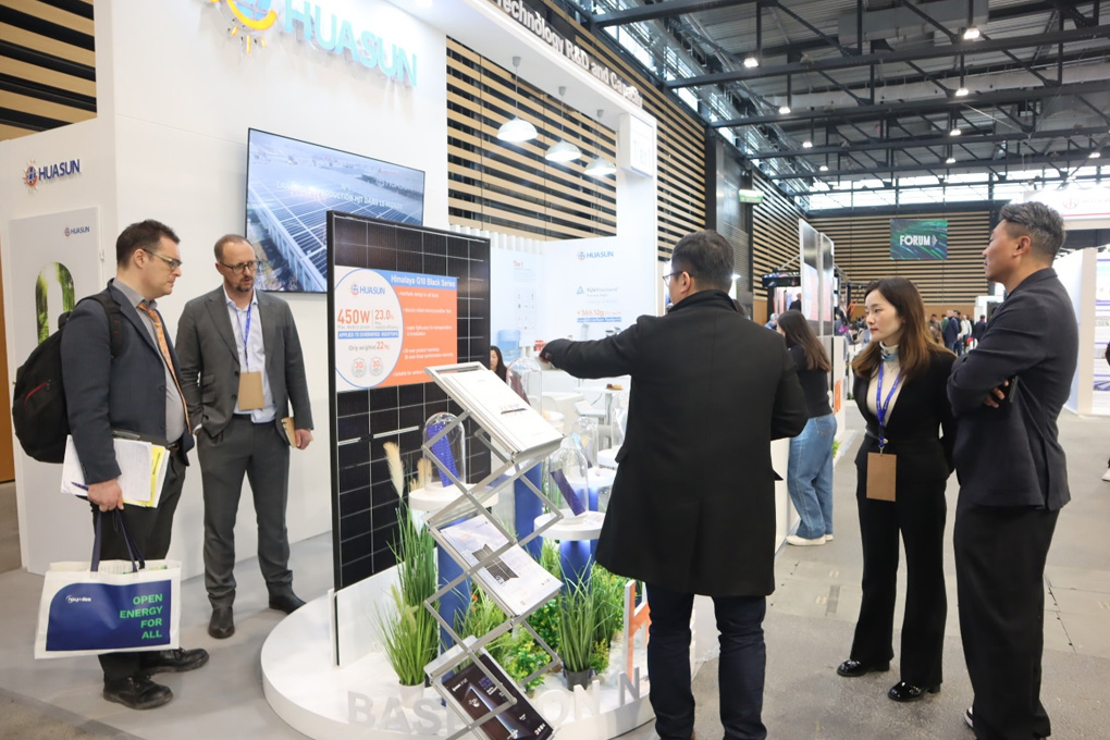 huasun-makes-groundbreaking-debut-of-worlds-first-heterojunction-rectangular-module-at-open-energies-in-europe-03.jpg